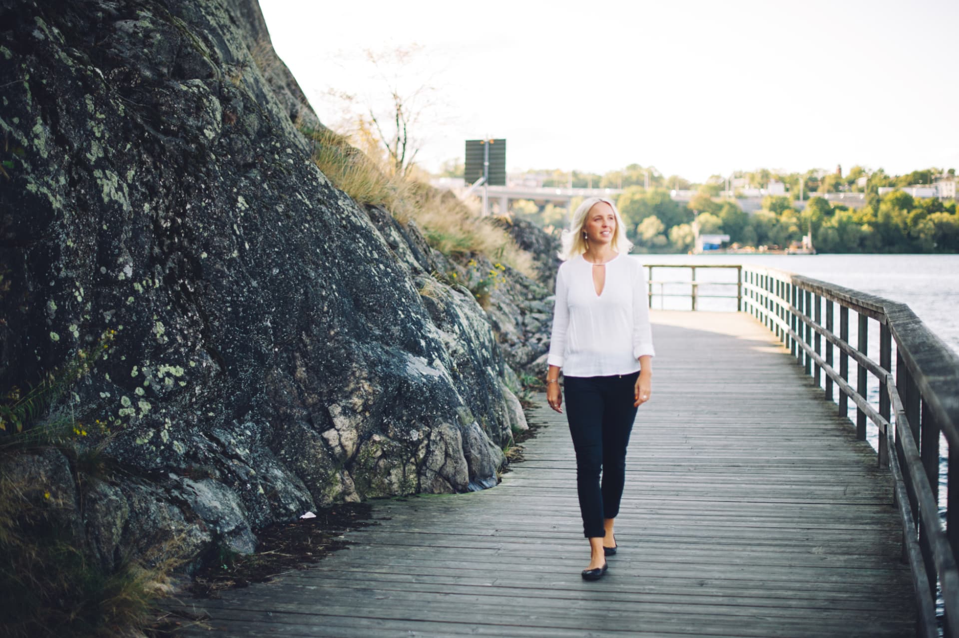 Jessica Livflod går på en brygga längs en klippvägg